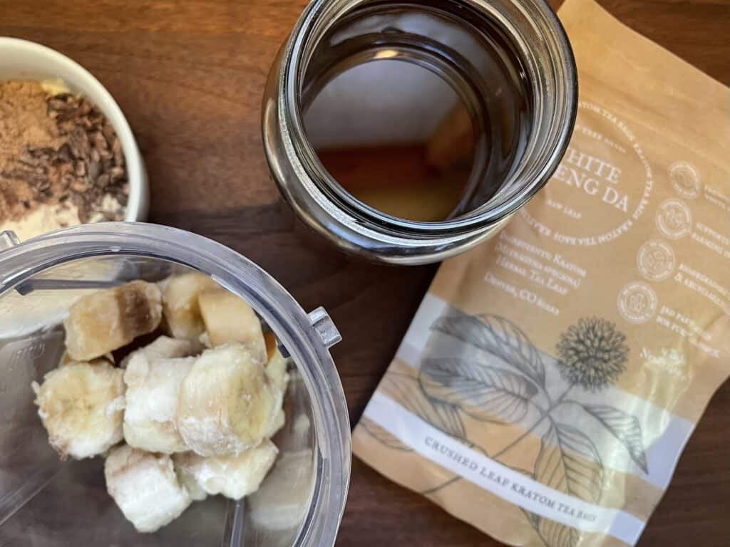 White vein kratom teas like White Borneo or White Maeng Da are the perfect base for an energizing morning smoothie.